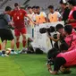 Pemain Timnas Indonesia U-22, Ronaldo Kwateh terjatuh usai menabrak papan iklan saat melawan Timnas Lebanon U-22 pada laga leg kedua uji coba di Stadion Utama Gelora Bung Karno (SUGBK), Jakarta, Minggu (16/4/2023). Timnas Indonesia U-22 menang dengan skor 1-0. (Bola.com/M Iqbal Ichsan)