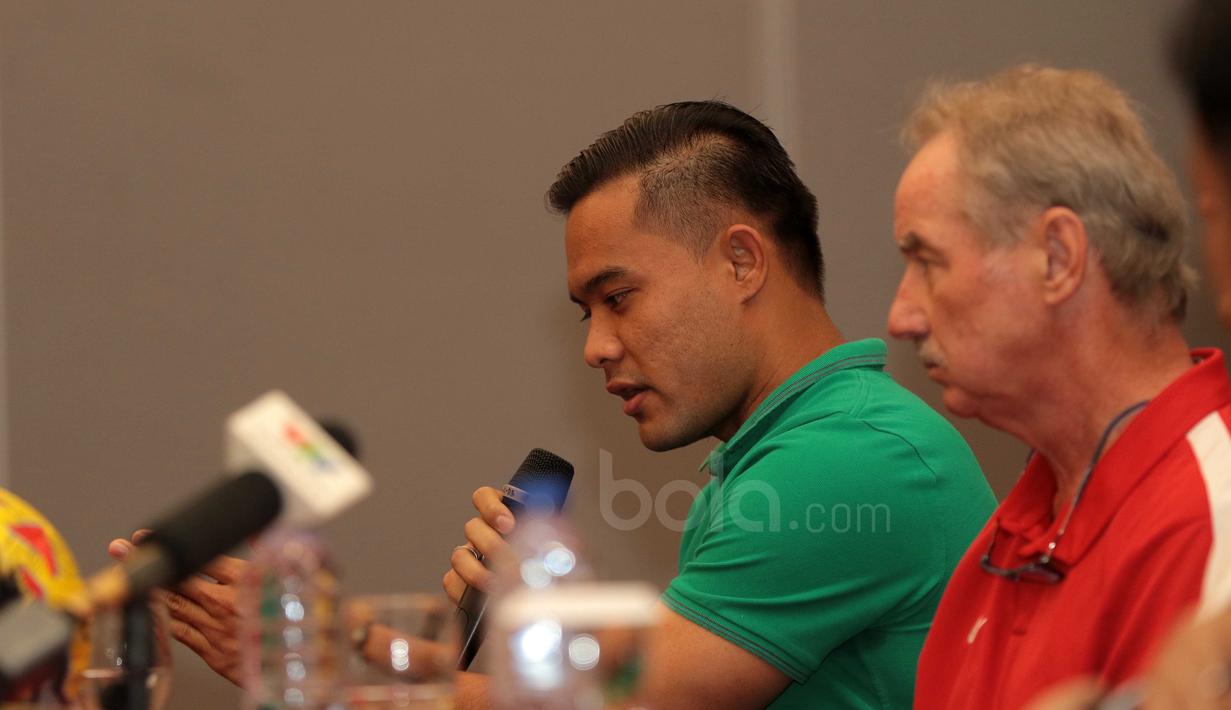 Andritany menjawab pertayaan wartawan saat mengikuti press conference jelang Semifinal AFF Cup 2016 di Aston Hotel, Sentul, (2/12/2016). (Bola.com/Nicklas Hanoatubun)