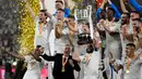 Selebrasi pelatih Real Madrid, Carlo Ancelotti (dua kiri), beserta seluruh pemain saat mengangkat piala Copa del Rey 2022/2023 setelah berhasil mengalahkan Osasuna dalam partai final di La Cartuja, Minggu (7/5/2023). (AFP/Ander Gillenea)