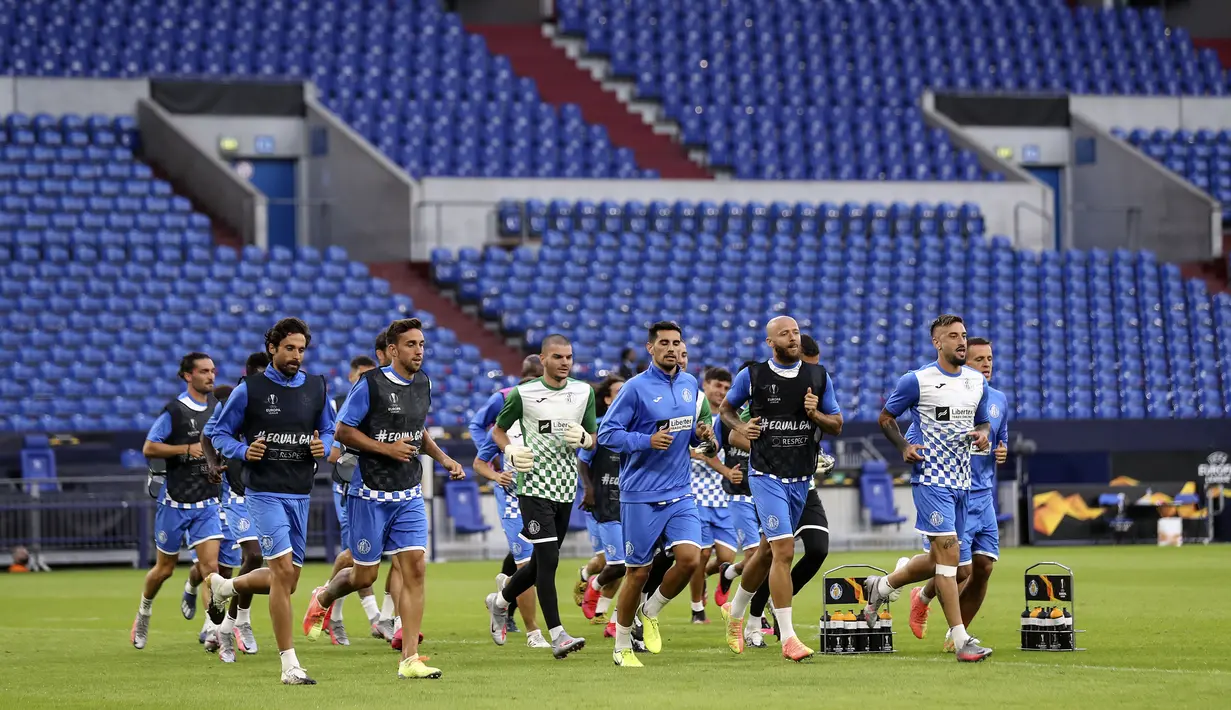 Para pemain Getafe melakukan pemanasan saat sesi latihan di Veltins-Arena di Gelsenkirchen, Jerman, Selasa, (4/8/2020). Getafe akan bertanding melawan Inter Milan pada babak 16 besar Liga Europa di Veltins Arena. (Lars Baron / Pool via AP)