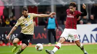 Pemain AC Milan Lucas Paqueta (kanan) berebut bola dengan pemain SPAL Nenad Tomovic pada pertandingan Liga Italia di Stadion San Siro, Milan, Italia, Kamis (31/10/2019). AC Milan menang 1-0 atas SPAL. (AP Photo/Antonio Calanni)