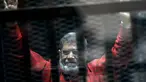 Mantan Presiden Mesir Mohammed Morsi mengenakan seragam merah yang menandakan dia telah dijatuhi hukuman mati saat menjalani sidang sementara di Akademi Kepolisian Nasional, Kairo, Mesir, 21 Juni 2015. Mohammed Morsi meninggal pada Senin 17 Juni 2019 waktu setempat. (AP Photo/Ahmed Omar, File)