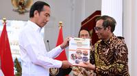 Presiden Joko Widodo (kiri) menerima laporan terkait pelanggaran HAM masa lalu dari Ketua Dewan Pengarah Tim Penyelesaian Non-Yudisial Pelanggaran HAM Berat Masa Lalu Mahfud MD (kanan) di Istana Merdeka, Jakarta, Rabu (11/1/2023). Pemerintah Indonesia mengakui terjadinya 12 pelanggaran HAM berat di masa lalu dan akan memulihkan hak-hak korban secara adil dan bijaksana tanpa menegasikan penyelesaian yudisial. (FOTO: Muchlis Jr-Biro Pres Sekretariat Presiden)