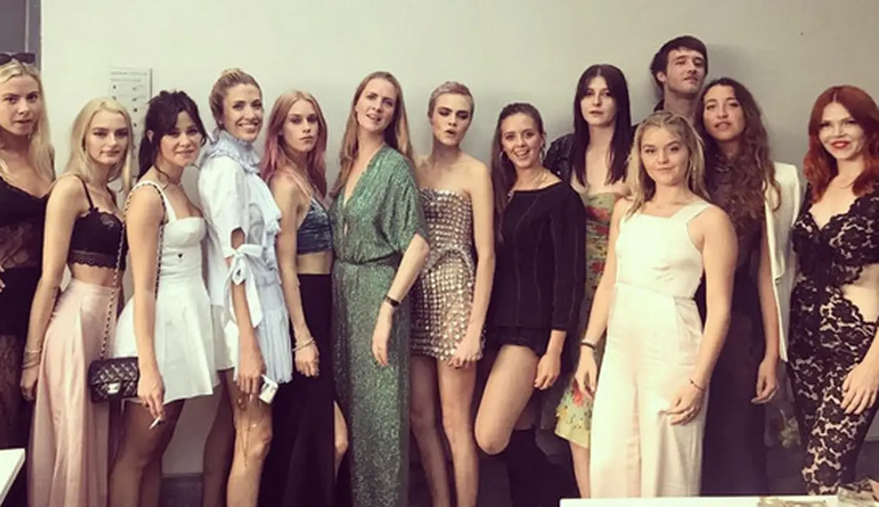 Salah satu media internasional menyiarkan bahwa saat liburan dengan teman-temannya, Cara tertangkap kamera sedang membuka bagian atas bikini yang sedang dikenakannya. (Instagram/tallulahbernard)