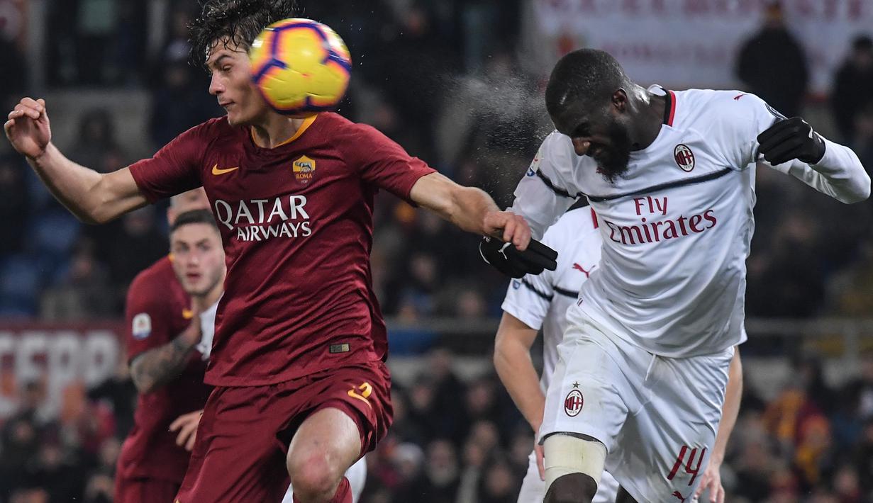 Duel udara yang dilakukan Patrick Schick dan Tiemoue Bakayoko pada laga lanjutan Serie A yang berlangsung di stadion Olimpico, Roma, Senin (4/2). AC Milan imbang 1-1 kontra AS Roma. (AFP/Tiziana Fabi)
