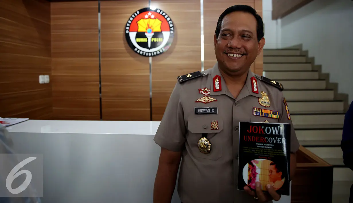 Kabagpenum Polri Brigjen Rikwanto menunjukkan buku Jokowi Undercover di Kadivhumas Polri, Jakarta, Selasa (3/1). Dalam keterangan persnya Bareskrim Polri menangkap Bambang Tri Mulyono, penulis buku Jokowi Undercover. (Liputan6.com/Johan Tallo)