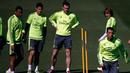 Sejumlah pemain Real Madrid melihat gelandang Cristiano Ronaldo berlatih jelang "El Clasico" melawan Barcelona di Valdebebas, Madrid, Spanyol  (1/4). Real Madrid akan bertandang ke stadion Camp Nou kandang Barcelona. (REUTERS/Sergio Perez)