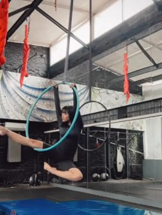 Setelah melakukan beberapa latihan, Fuji tampak sudah menguasai olahraga tersebut. Ia juga tampak begitu enjoy dan semangat saat melakukan aerial hoop. Banyak para rekan artis dan netizen yang kagum dengan kemampuan Fuji. (Liputan6.com/IG/@fuji_an)