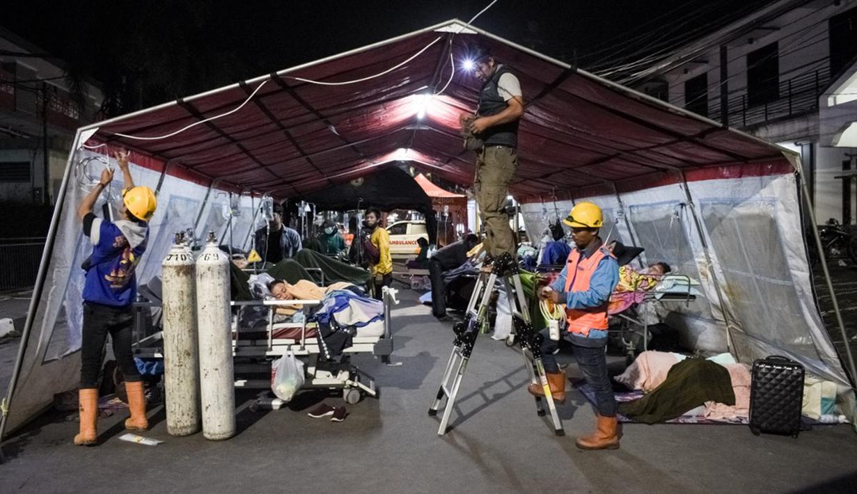 Rentetan gempa yang mengguncang wilayah Kabupaten Sumedang pada Minggu, 31 Desember 2023, menyebabkan puluhan rumah warga rusak. Tak hanya itu, sebanyak 331 pasien RSUD Sumedang yang terdiri dari 248 pasien rawat inap dan 83 pasien IGD dievakuasi ke halaman gedung dan lima tenda di jalan raya. (Timur MATAHARI/AFP)