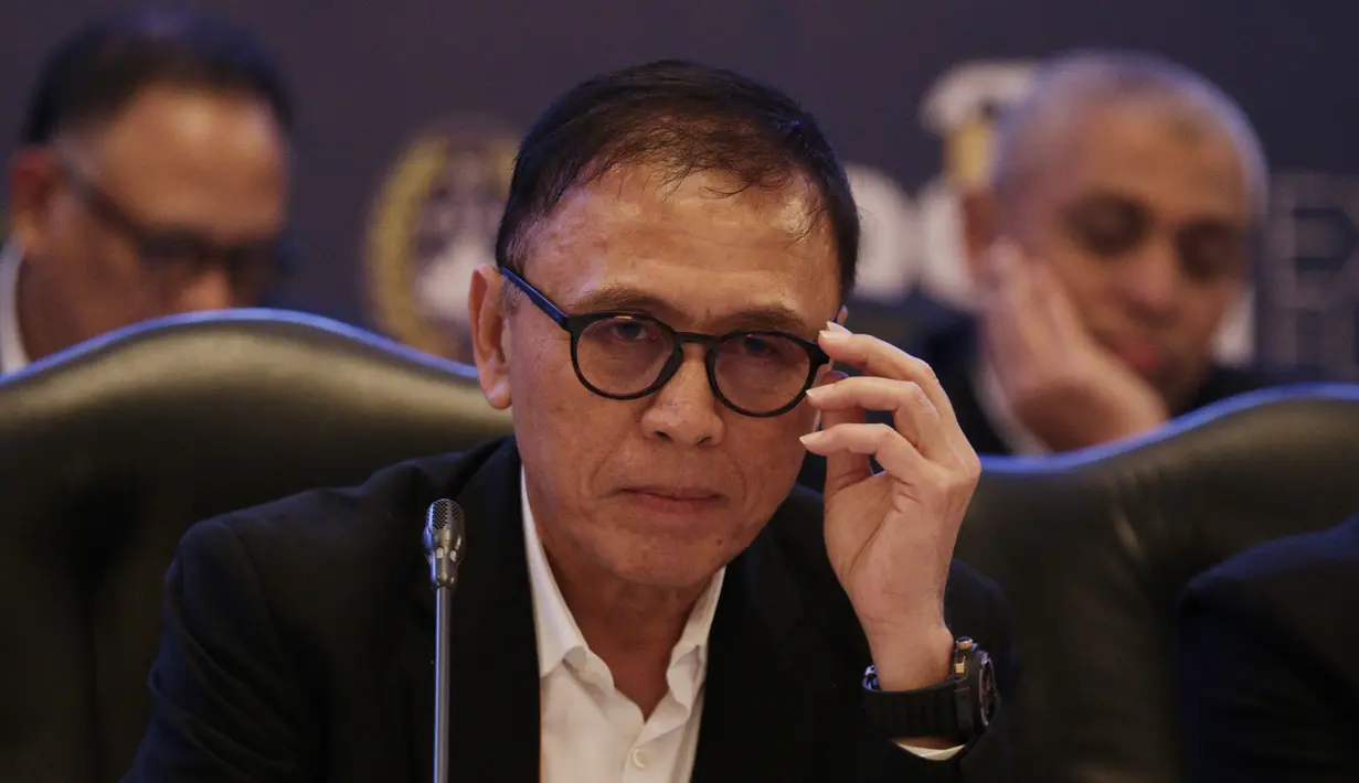 Ketua Umum PSSI, Mochamad Iriawan, memberikan keterangan usai KLB PSSI di Hotel Shangri-La, Jakarta, Minggu (2/11/2019). Iwan akan memimpin PSSI selama empat tahun, dari 2019 hingga 2023. (Bola.com/M Iqbal Ichsan)