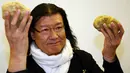 Chef Dong Zhenxiang dari China menunjukkan dua jamur truffle yang dibeli pada lelang internasional di Grinzane Cavour dekat Alba, Italia, Minggu (13/11). Jamur truffle itu dibeli dengan harga 100,500 euro (sekitar Rp 1,4 M). (REUTERS/Stefano Rellandini)