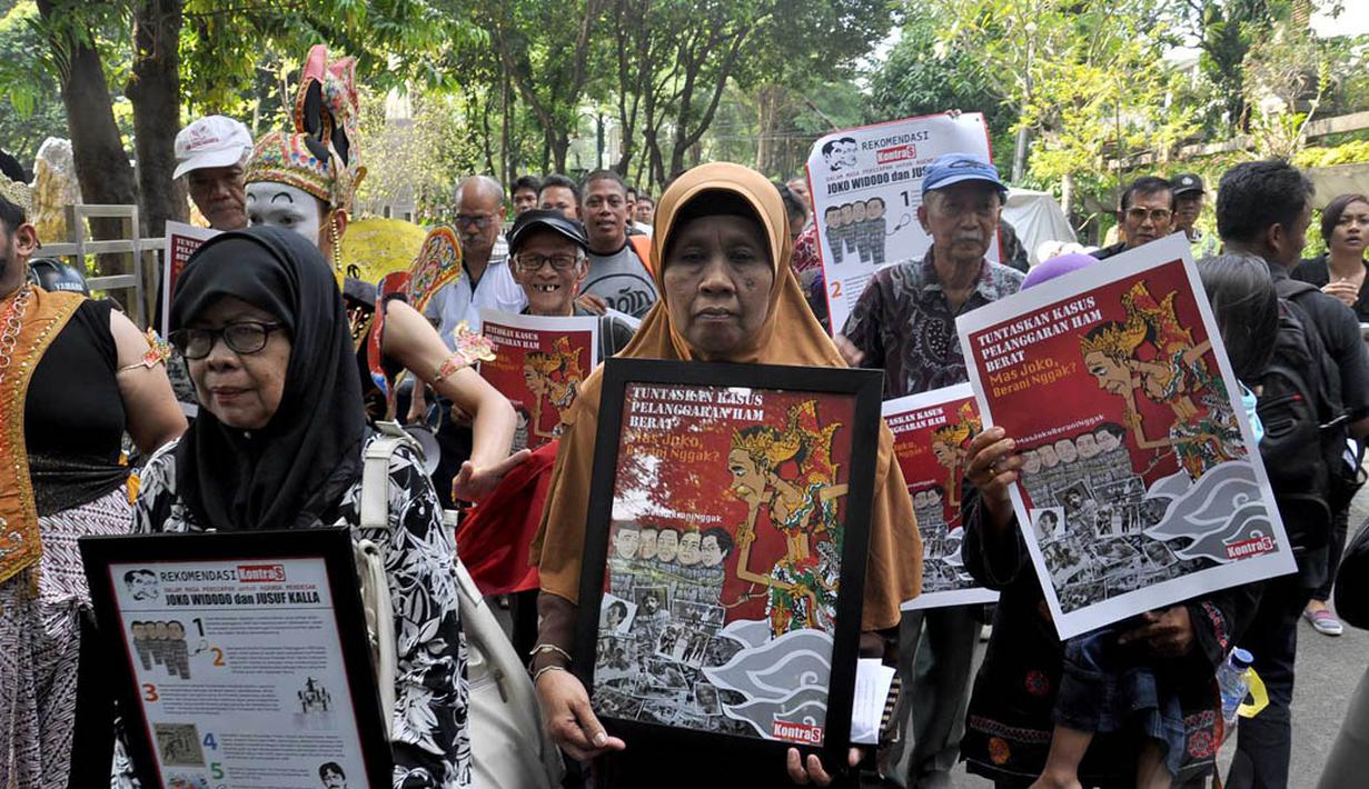 Di depan Rumah Transisi, massa menagih janji Jokowi menuntaskan kasus pelanggaran HAM berat, Jakarta, Kamis (28/4/14). (Liputan6.com/Miftahul Hayat) 