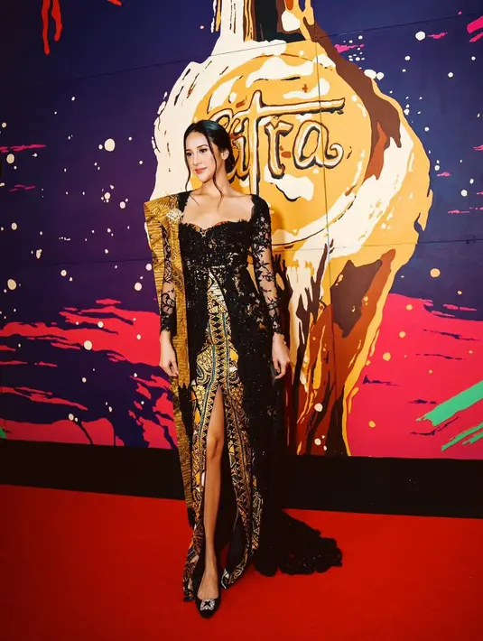 Anya Geraldine tampil anggun dengan kebaya model off shoulder warna hitam, dipadukan rok dan kamisol motif batik. [Instagram/anyageraldine]