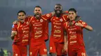 Pemain Persija Muhammad Rayhan Hannan, Emaxwell Souza De Lima, Allano Brendon De Souza Lima dan Eksel Timothy Joseph Runtukahu (kiri ke kanan) saat merayakan kemenangan atas Persebaya pada pertandingan pekan ke-27 BRI Super League 2025/2026 di Stadion Utama Gelora Bung Karno (SUGBK), Jakarta, Sabtu (11/4/2026). Menjamu Persebaya Surabaya di Stadion Utama Gelora Bung Karno (SUGBK), Persija Jakarta tampil impresif. (Bola.com/Bagaskara Lazuardi)