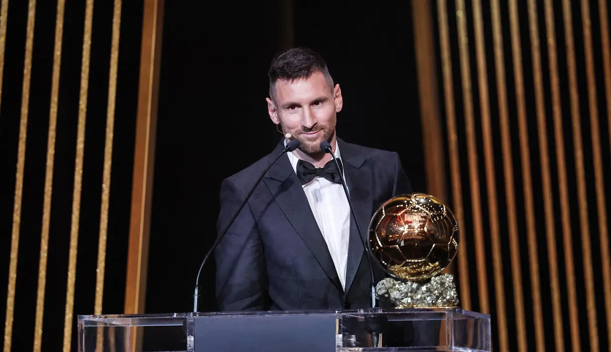 Pemain Inter Miami, Lionel Messi, memberikan sambutan saat menerima penghargaan Ballon d'Or di Theatre du Chatelet, Paris, Selasa (31/10/2023). (AFP/Franck Fife)