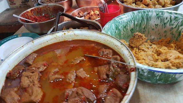 <span>Nasi Jamblang salah satu kuliner khas Cirebon yang disukai pengunjung maupun masyarakat Cirebon itu sendiri. Foto (Liputan6.com / Panji Prayitno)</span>