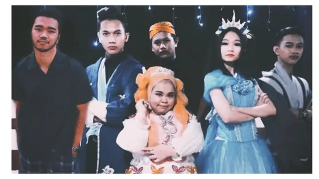 Pria Ini Minta Edit Foto dengan Orang Terkenal, 7 Hasilnya Bikin Geleng-Geleng