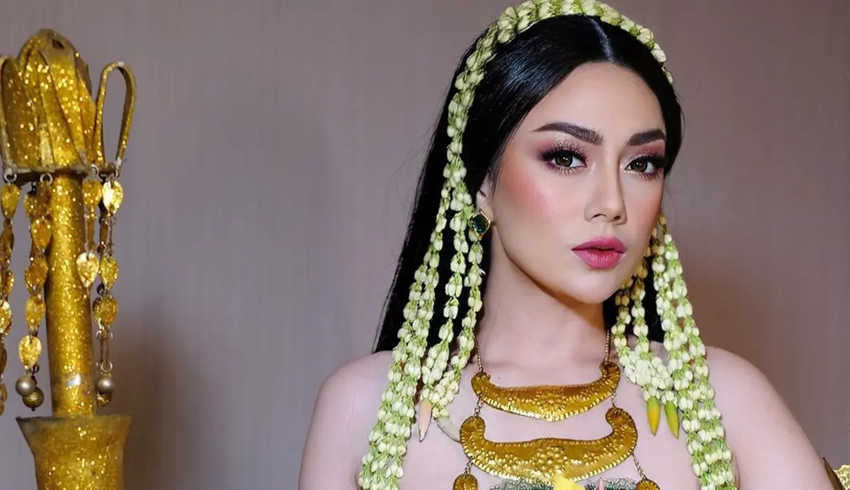 Alih-alih terlihat seram, penampilan aktris sekaligus model itu malah terlihat begitu cantik. Tak sedikit orang yang dibuat pangling dengan penampilan Celine saat jadi Nyi Roro Kidul. (Liputan6.com/IG/@loritayoung_mua)