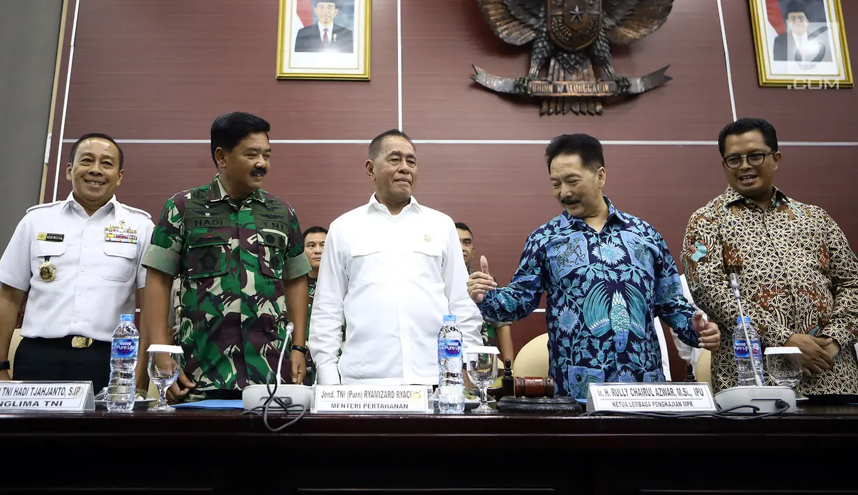 Menhan Ryamizard Ryachudu, Panglima TNI Hadi Tjahjanto, Gubernur  Lemhanas Agus Widjojo, Ketua Badan Pengkajian MPR Rully Chairul Azhar, dan Wakil Ketua MPR Mahyudin usai Rapat Pleno Khusus Lembaga Pengkajian MPR, Jakarta (27/2). (Liputa6.com/Joha Tallo)