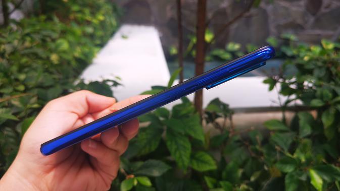 Bagian kanan bodi Redmi Note 8 (Foto: Andina Librianty/Liputan6.com)