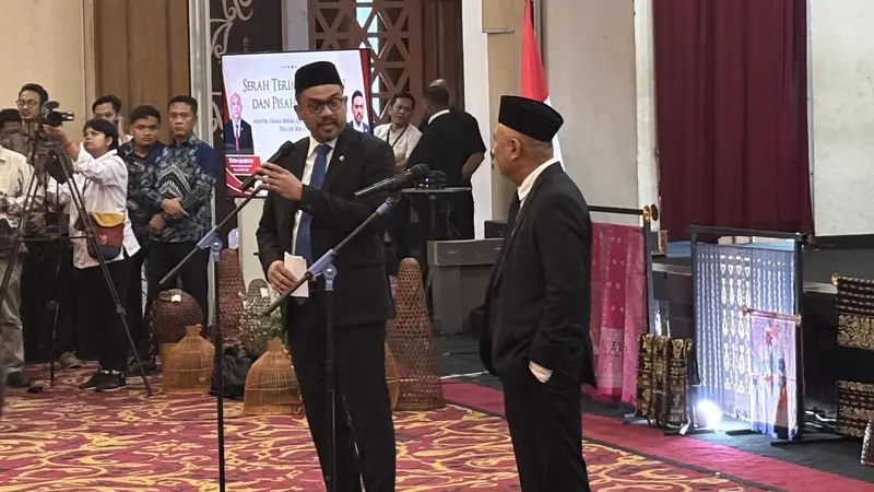 Menteri Koperasi dan UKM Periode 2019-2024 Teten Masduki melakukan serah terima jabatan (Sertijab) Menteri Usaha Mikro, Kecil, dan Menengah Periode 2024-2029 kepada Maman Abdurrahman