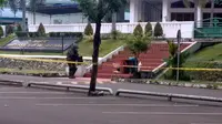 Petugas berpakaian antiledakan tengah mendekati sebuah benda mencurigakan di Bandara Halim Perdana Kusuma. (ist)