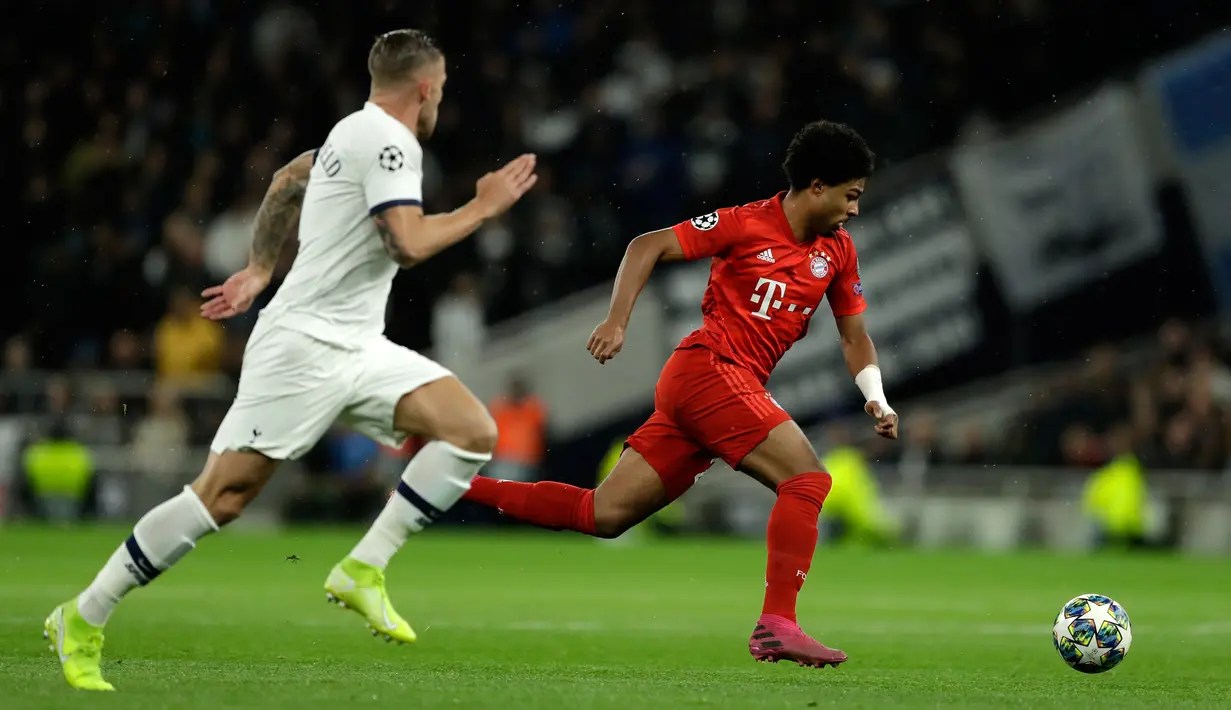 Gelandang Bayern Munchen Serge Gnabry (kanan) menggiring bola saat menghadapi Tottenham Hotspur pada matchday kedua Liga Champions di Stadion Tottenham Hotspur, London, Inggris, Selasa (1/10/2019). Munchen membantai Tottenham 7-2 dengan Gnabry mencetak quatrick. (AP Photo/Matt Dunham)