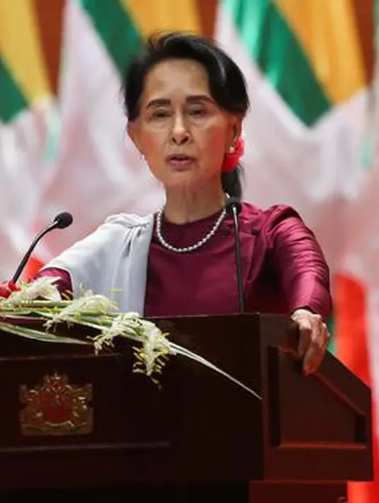 Penasihat Negara Myanmar Aung San Suu Kyi menyampaikan pidato nasional terkait Rohingya di Naypyidaw (19/9). Dalam pidatonya, ia menjelaskan bahwa Pemerintah Myanmar tidak lari dari tanggung jawab. (AFP Photo/Ye Aung Thu)
