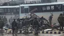 Tentara India memeriksa puing-puing setelah ledakan bom mobil di Lethpora di distrik Pulwama, Kashmir, India (14/2). Sedikitnya 16 tentara India tewas dan 20 orang terluka akibat kejadian tersebut. (AFP Photo/STR)