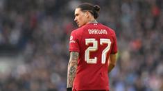 Nomor punggung menjadi suatu identitas unik dalam sebuah klub karena hanya boleh dikenakan seorang pemain saja dalam satu musimnya. Di Liga Inggris musim 2022/2023 ini tercatat 5 pemain baru kompak mengenakan nomor punggung 27 bersama klub barunya dengan berbagai alasan. Siapa saja mereka? Simak uraiannya berikut ini. (AFP/Glyn Kirk)