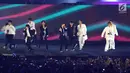 Boy band Korea Selatan, Super Junior tampil pada upacara penutupan Asian Games 2018 di Stadion Gelora Bung Karno, Jakarta, Minggu (2/9). Mereka membawakan tiga lagu hits. (Liputan6.com/Helmi Fithriansyah)