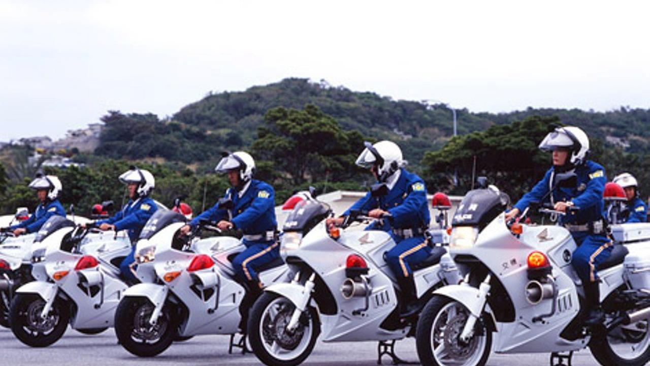 Aksi Keren Polisi Jepang Lakukan 'Akrobat' Motor Gede
