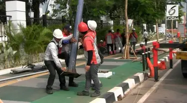 Sempat viral tentang foto tiang penerangan jalan yang menghalangi jalur sepeda di sepanjang jalan Asia Afrika, Senayan Jakarta Pusat. Sebanyak 19 tiang penghalang jalur sepeda akhirnya di bongkar petugas dari Kementrian Pekerjaan Umum dan Perumahan R...