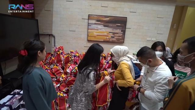 7 Potret Nagita Slavina Bagi-bagi Hampers ke Karyawan, Ada yang Dapat iPhone 12