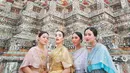 Tak ketinggalan, aksesori khas Thailand seperti ikat pinggang emas berhias permata, kalung besar berhiaskan batu merah, serta mahkota keemasan menjulang di kepalanya menambah kesan royal yang kuat. [@tasyafarasya].