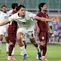 Selebrasi penyerang Timnas Indonesia, Mitchell Baker, sesaat setelah mencetak gol pertama ke gawang Kamboja melalui sundulan kepala pada laga Grup A Piala AFF 2026 di Stadion Pakansari, Bogor, Senin (27/7/2026) malam. Gol pada menit keenam tersebut tercipta setelah Baker menyambut tendangan bebas Thom Haye sekaligus membuka jalan bagi kemenangan telak 5-1 Skuad Garuda. (Kapanlagi.com/Budy Santoso)