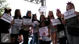 Para penggemar Ariana Grande memperlihatkan kertas bertuliskan ‘Our Bond is Unbreakable’ saat menunggu konser Ariana Grande bertajuk ‘The Honeymoon Tour ‘ di JIExpo Kemayoran Hall B-C, Jakarta, Rabu (26/8/2015). (Liputan6.com/Faisal R Syam)