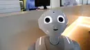 Wajah robot Robby Pepper saat berdiri di sebuah restoran yang berada di Peschiera del Garda, Italia, Senin (12/3). Robby Pepper merupakan robot pertama di Italia yang telah diprogram untuk menjawab pertanyaan tamu restoran. (AP Photo/Luca Bruno)
