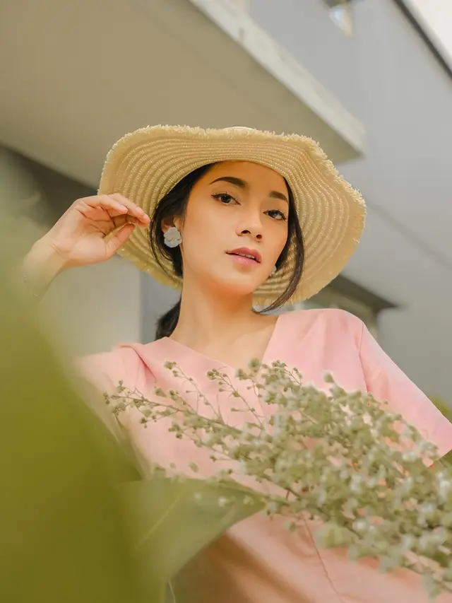 Gaya Dinda Kirana saat Pakai Topi, Curi Perhatian