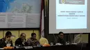 Ketua Komisi II Rambe Kamaruzzaman (kedua kiri), memimpin rapat kerja bersama Menteri sekretariat negara, di ruang rapat kerja komisi II, Gedung DPR RI, Senayan, Senin (2/2/2015).(Liputan6.com/Andrian M Tunay)