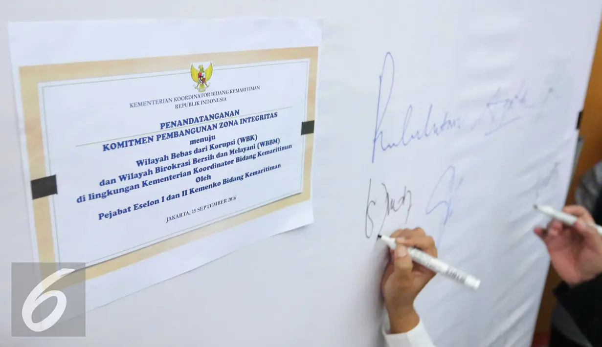 Pegawai Kemenko Maritim mengumpulkan tandatangan bentuk persetujuan usai pencanangan zona integritas Kementerian Koordinator Bidang Maritim di Jakarta , Kamis (15/9). (Liputan6.com/Angga Yuniar)
