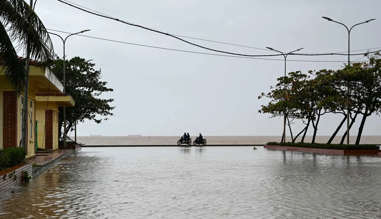 Diketahui, Topan Kajiki menjadi topan kelima yang melanda Vietnam sepanjang tahun 2025. (Nhac NGUYEN/AFP)
