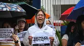 Sekelompok pemuda menggelar aksi protes di depan Markas Besar Kepolisian Distrik Manila, Filipina pada 22 September 2025. (Jam STA ROSA/AFP)