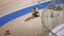 Pembalap sepeda Australia Alexander Porter mengalami kecelakaan hebat akibat setang sepedanya yang terlepas saat balapan berlangsung di Izu Velodrome pada nomor sepeda lintasan putra. (Foto: AFP/Odd Andersen)