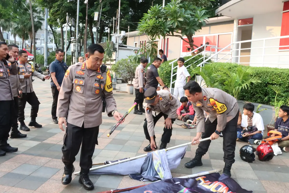 Polres Metro Jakpus mengamankan 140 pelajar yang diduga hendak tawuran dengan modus bagi-bagi takjil. Mereka diamankan pada Selasa (2/4/2024) sore.