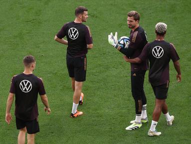 Para pemain Jerman termasuk kiper Jerman #12 Kevin Trapp (kedua dari kanan) mengikuti sesi latihan laga international friendly menghadapi Prancis, di Dortmund, Jerman barat, Senin (11/9/2023). (FRANCK FIFE / AFP)