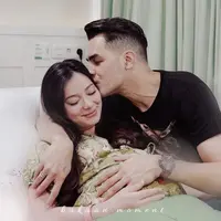 Asmirandah dikecup Jonas Rivano. (Foto: Dok. Bukaan Moment)