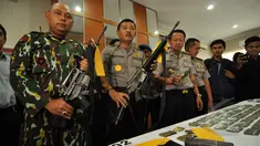 Polda Sulteng memperlihatkan barang bukti senjata di Polda Sulteng, Palu, Selasa (26/5/2015). Barang bukti ditemukan pasca baku tembak tim BKO Korps Brimob Kelapa Dua dengan kelompok sipil bersenjata pimpinan Santoso. (Liputan6.com/Dio Pratama)