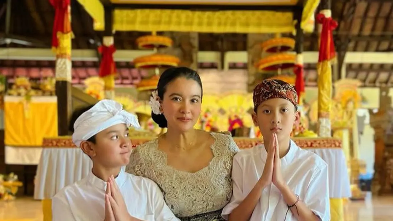 Marcella Zalianty Kenakan Kebaya Putih khas Bali saat Liburan