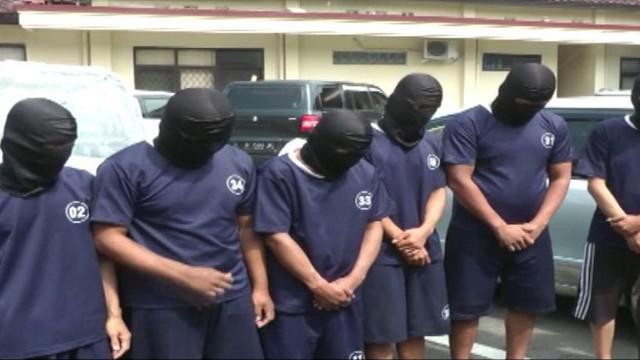 Tim Satgas Pangan Polres Bandung, meringkus tujuh orang yang diduga sebagai pemalsu tepung terigu.